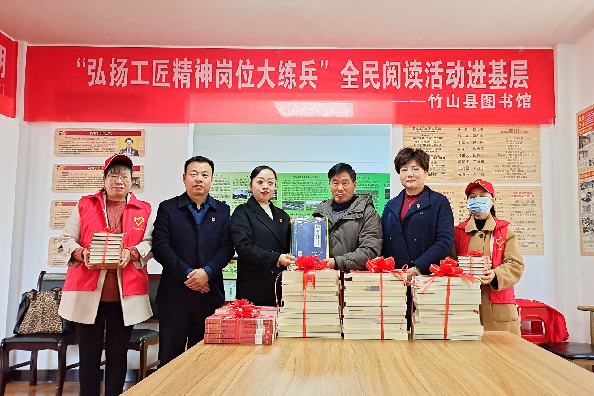 縣圖書館向稻香詩社捐贈圖書 通訊員 供圖.jpg.jpg
