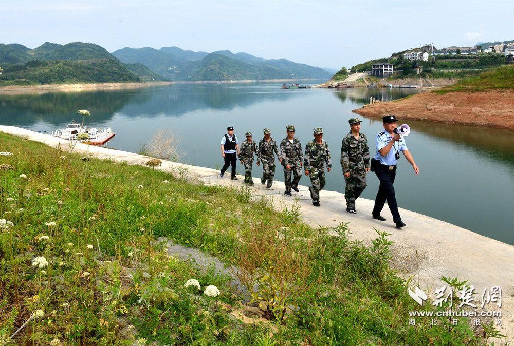 鎮(zhèn)村輔警巡查庫區(qū)安全.jpg.jpg