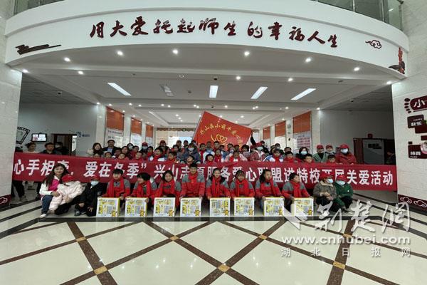 愛(ài)心聯(lián)盟與特校師生合影.JPG