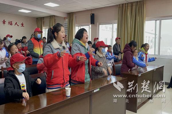 志愿者和孩子們一起做律動(dòng).JPG