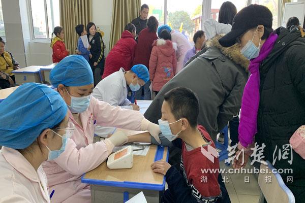 驗(yàn)血壓，指導(dǎo)健康生活方式.jpg