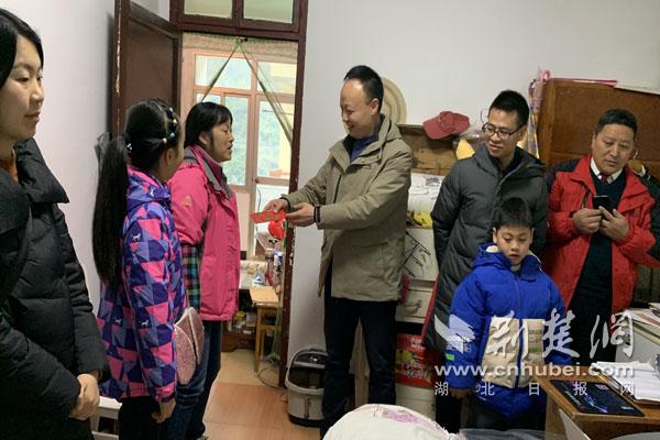 興山縣青少年宮送上紅包.jpg