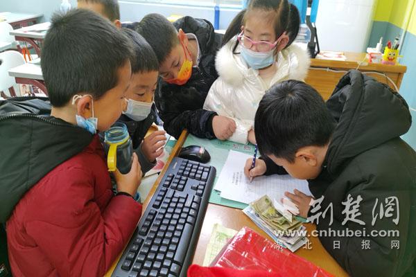 學(xué)員記賬、整理愛(ài)心善款.jpg