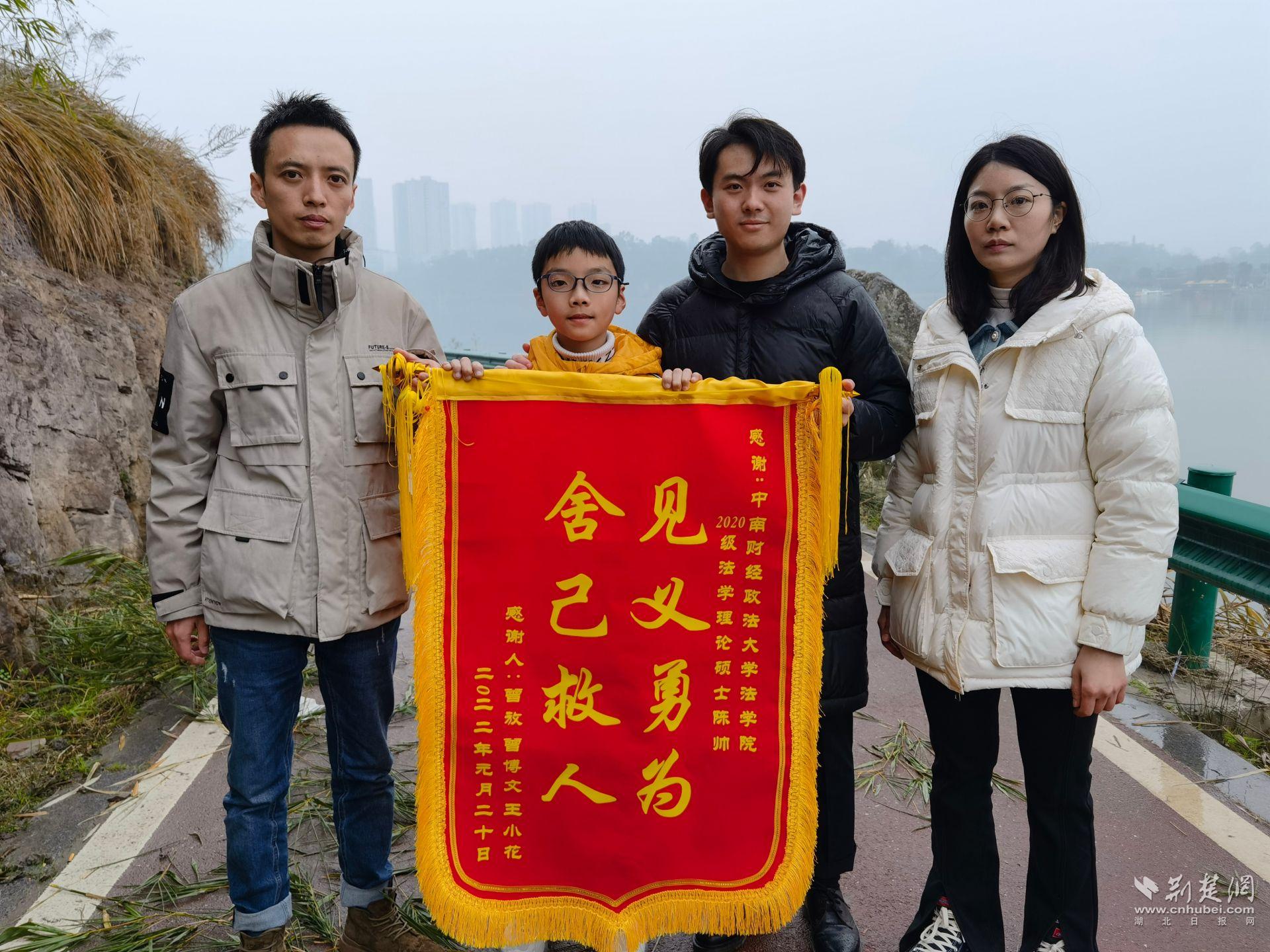 圖5-錦旗合照.jpg.jpg