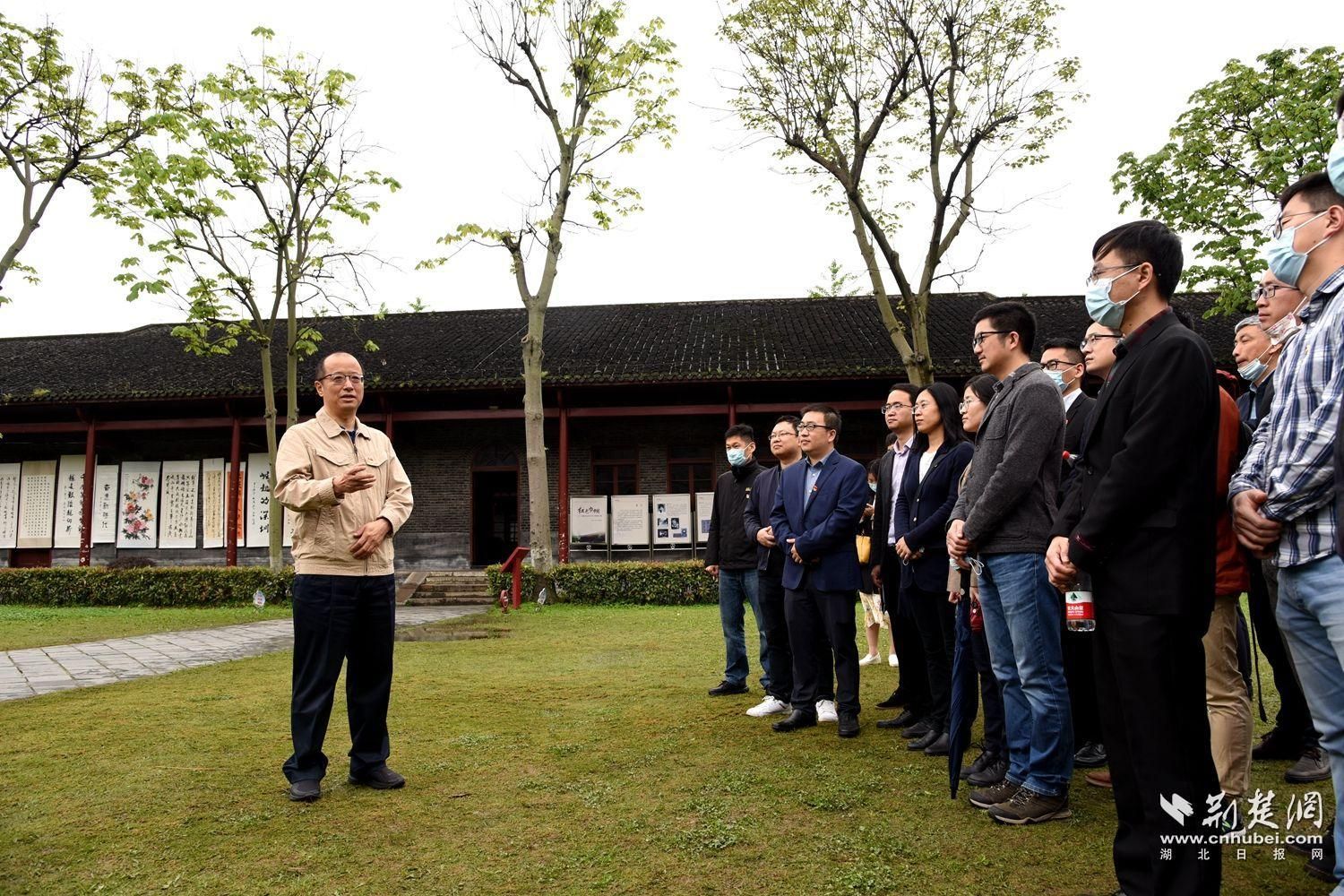 華中農(nóng)業(yè)大學校長李召虎與青年教師共赴武漢革命博物館實地走訪學習.jpg.jpg