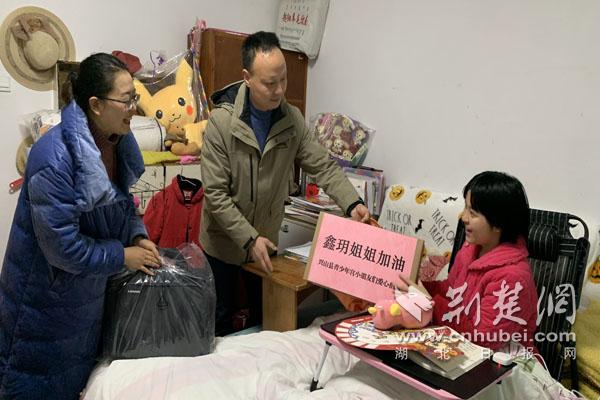興山縣青少年宮給鑫玥送上愛(ài)心電腦.jpg