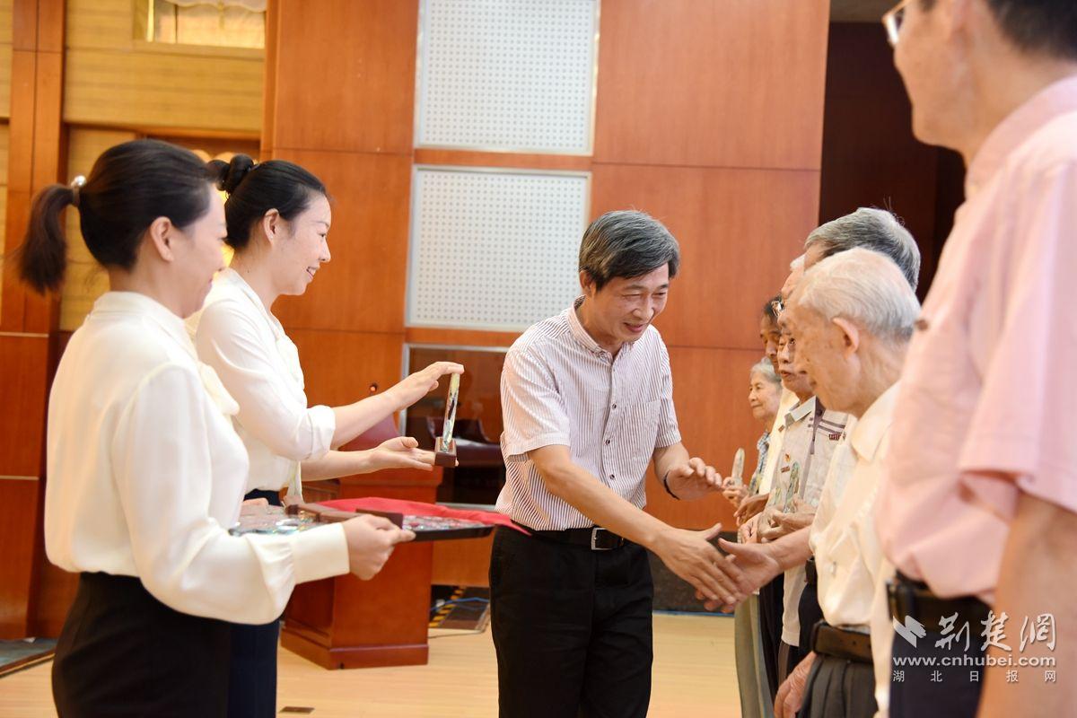 華中農(nóng)業(yè)大學為“光榮從教30年”離退休教師代表頒發(fā)紀念牌.jpg.jpg