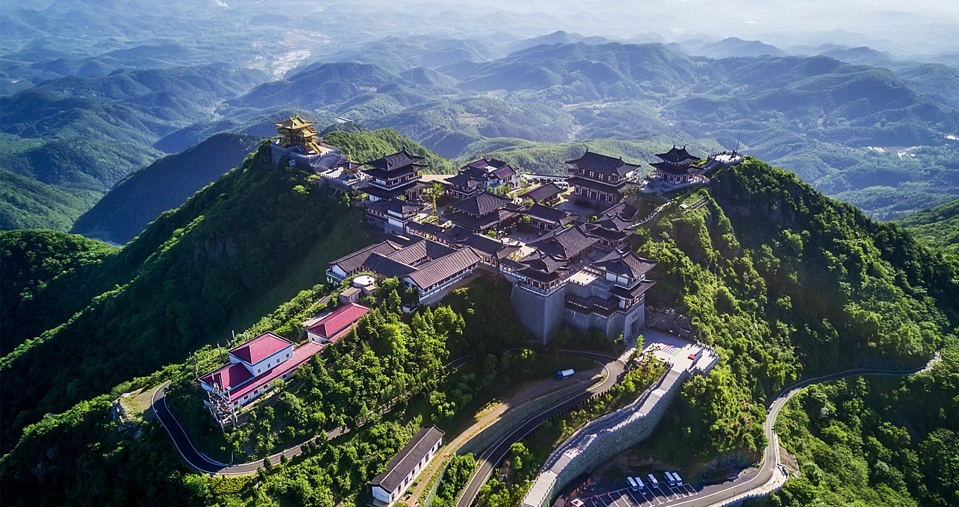 大洪山四季神奇多變。春季萬物初醒，山花爛漫；夏季清泉飛瀑，山…累；冬季瑞雪紛飛，玉樹瓊枝。.jpg.jpg