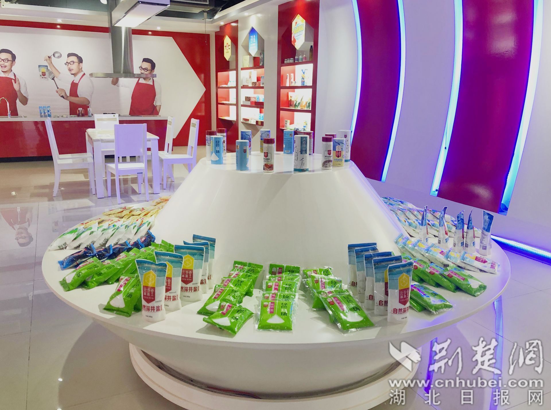 益鹽堂公司展廳展示多種鹽類產(chǎn)品 馮璇攝.jpg.jpg