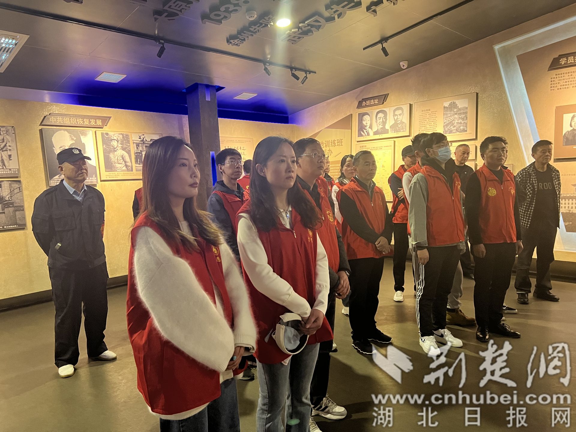 志愿者參觀鄂中革命烈士紀(jì)念館.jpg.jpg