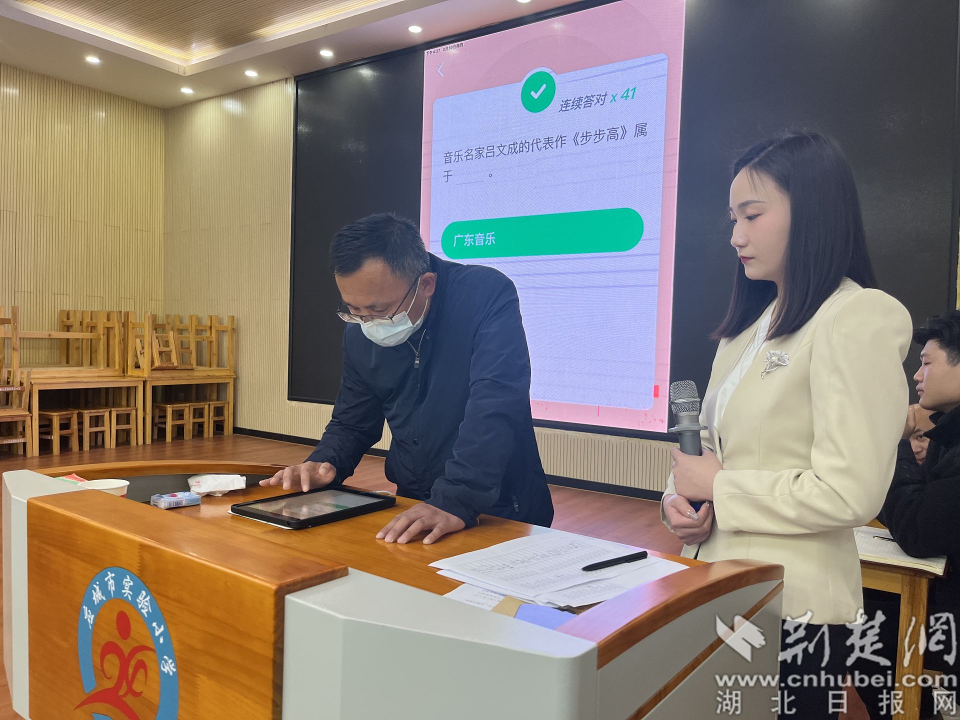 參賽選手正在爭(zhēng)分奪秒答題.jpg.jpg