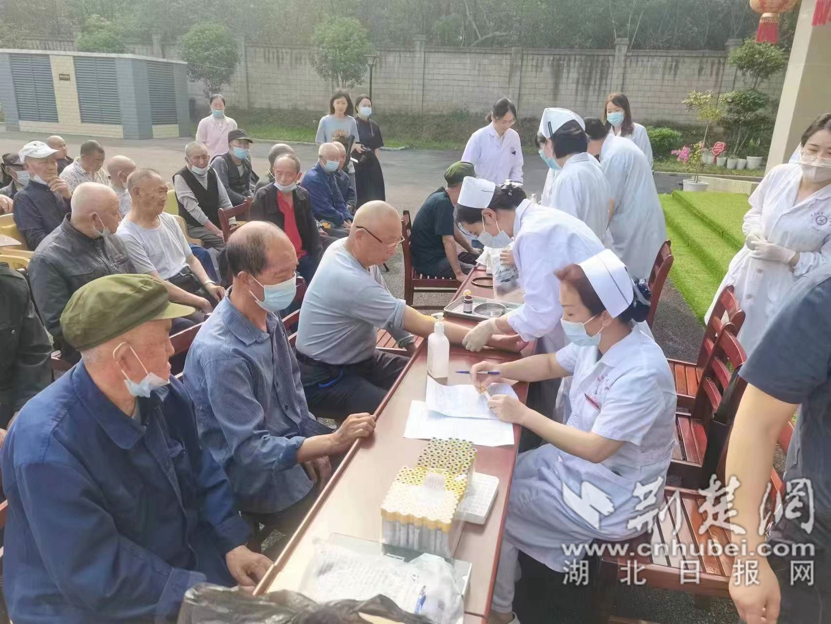 為福利院老人開展義診活動.jpg.jpg