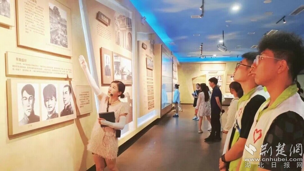 圖為大學(xué)生參觀鄂中革命烈士紀念館 照片來源：應(yīng)城市團市委.jpg