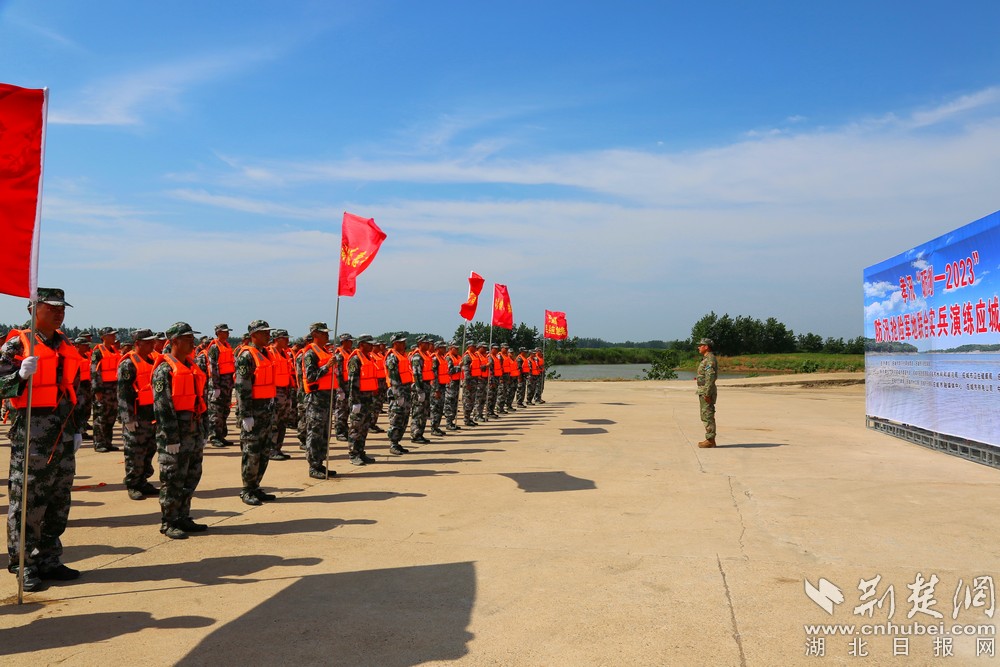 應(yīng)城市防汛搶險(xiǎn)軍地聯(lián)合實(shí)兵演練現(xiàn)場(chǎng) 李夢(mèng)婷攝.jpg
