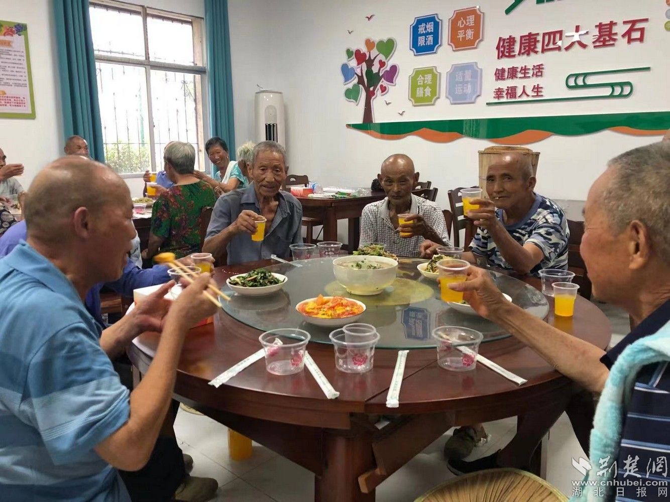 彭店鄉(xiāng)乳山村老人在幸福食堂就餐.jpg.jpg