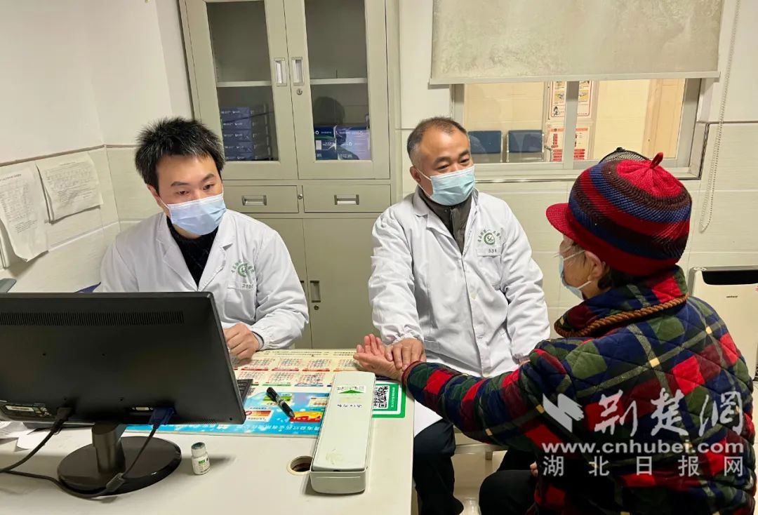 孝昌籍在漢醫(yī)療專家回鄉(xiāng)在縣第一人民醫(yī)院開展義診活動1_副本.jpg.jpg