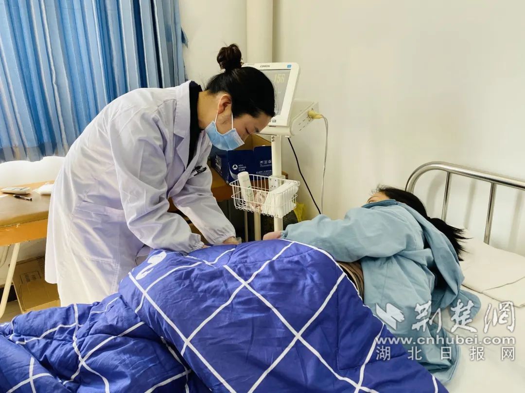 孝昌縣婦幼保健院婦產(chǎn)科醫(yī)生湯玲正在給產(chǎn)婦看診_副本.jpg.jpg