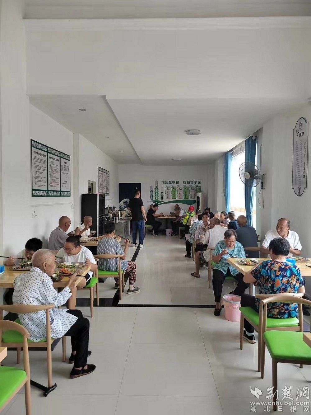 芳畈鎮(zhèn)滾河村老年人用餐中.jpg.jpg