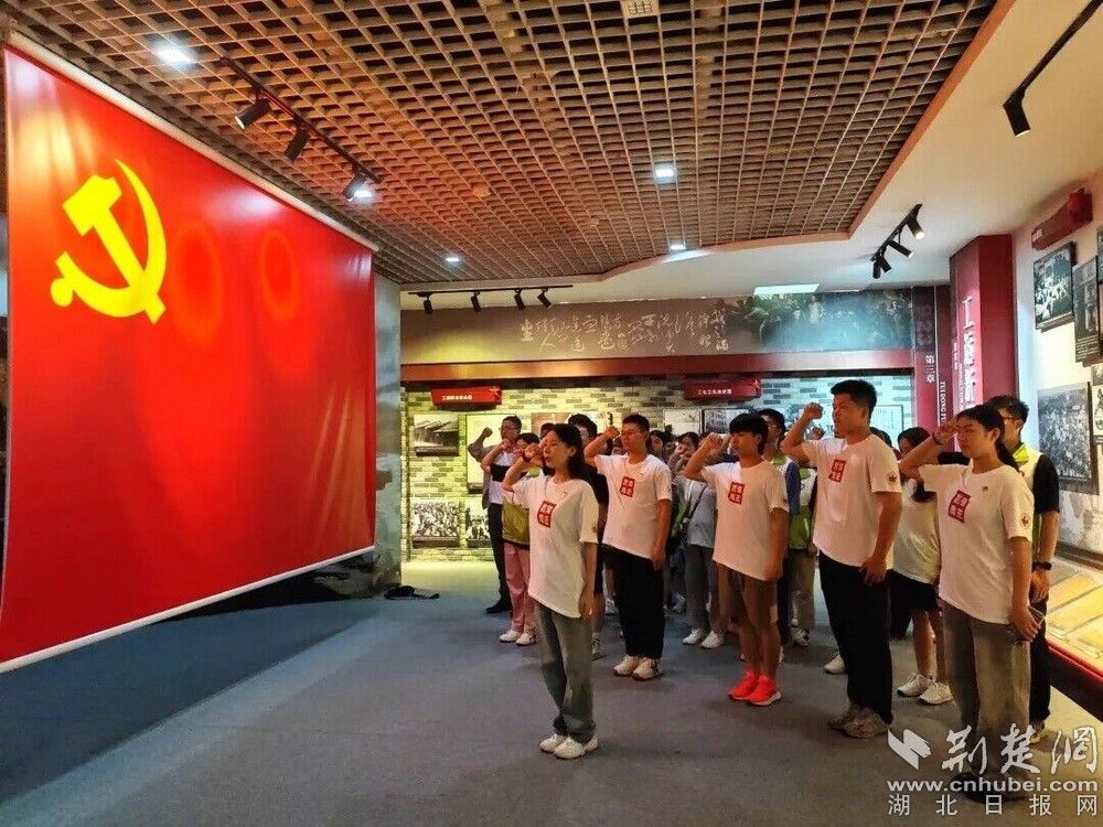 圖為大學(xué)生在許白昊烈士紀念館前莊嚴宣誓 照片來源：應(yīng)城市團市委.jpg.jpg