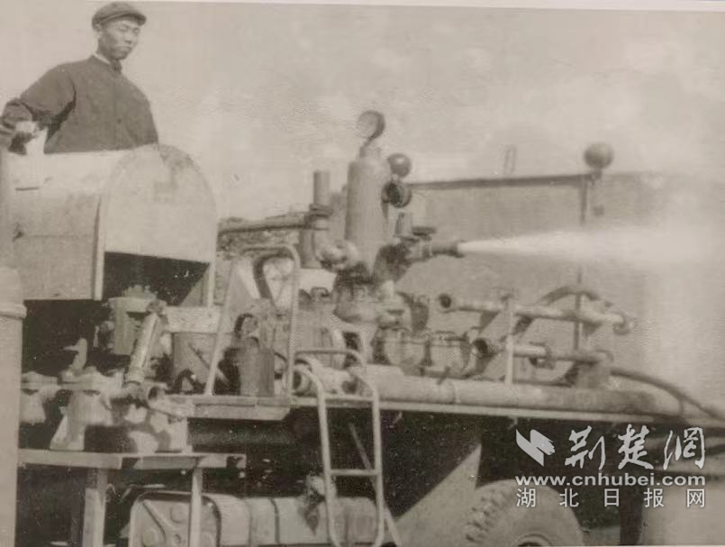 中都化工第一口鹽井成功出鹵.jpg