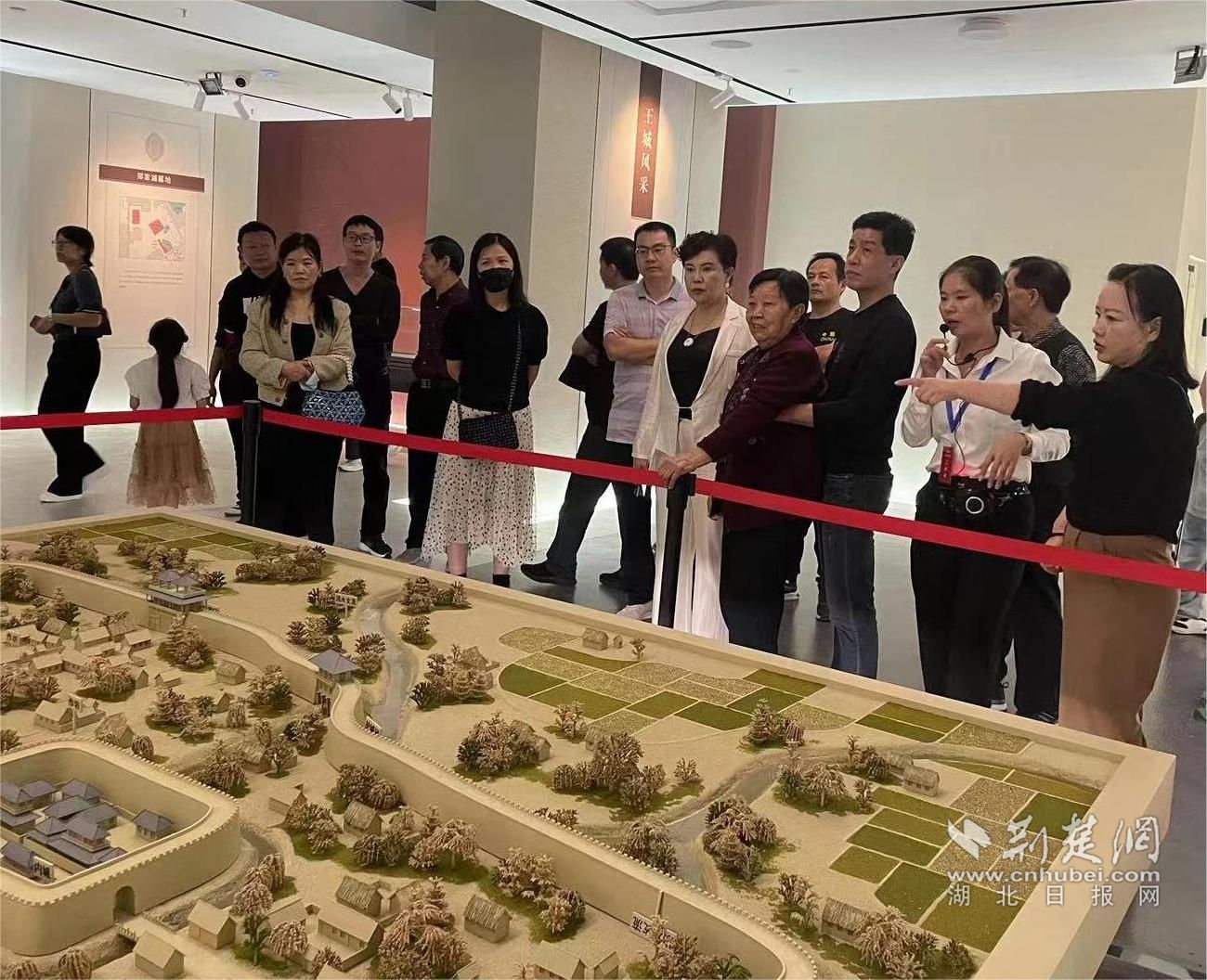 游客參觀楚王城模型          通訊員陳丹荔攝.jpg.jpg