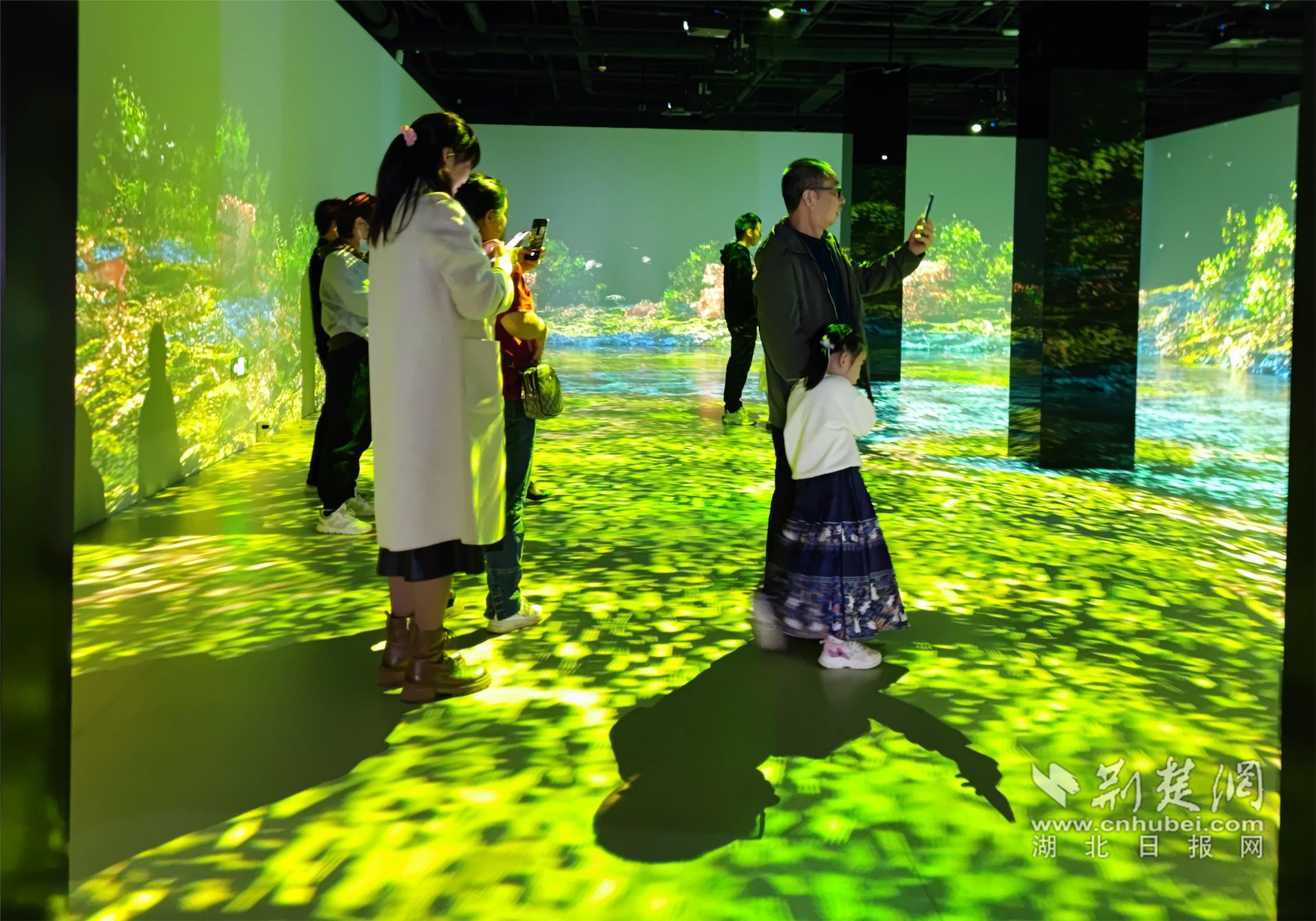 游客在沉浸式展廳體驗(yàn)  特約記者陳保忠攝.jpg.jpg