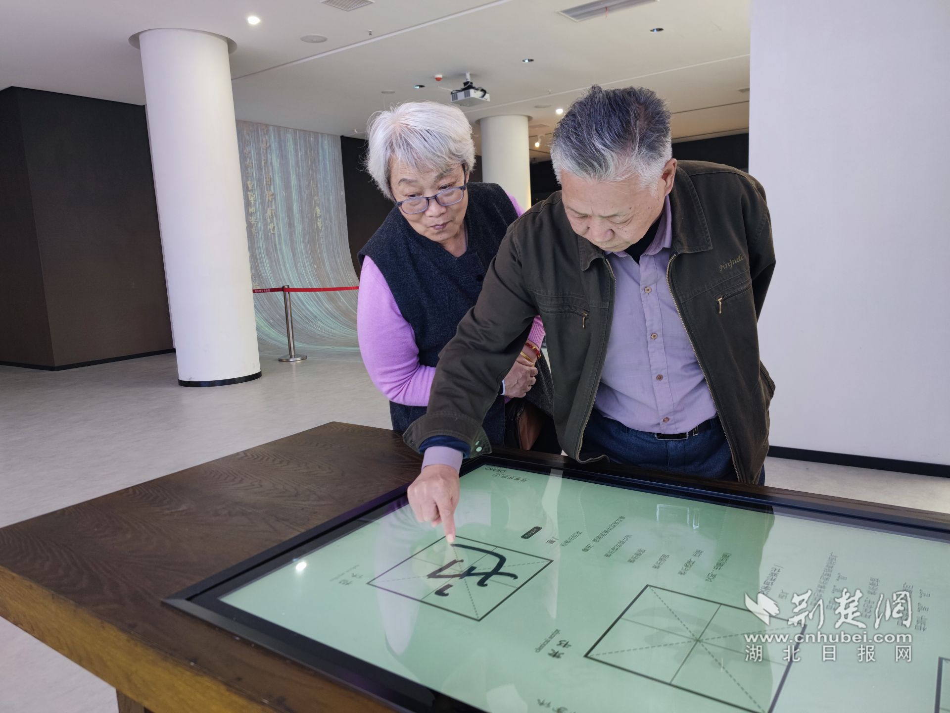 游客在多媒體設(shè)備體驗(yàn)書法藝術(shù)      特約記者陳保忠攝.jpg.jpg