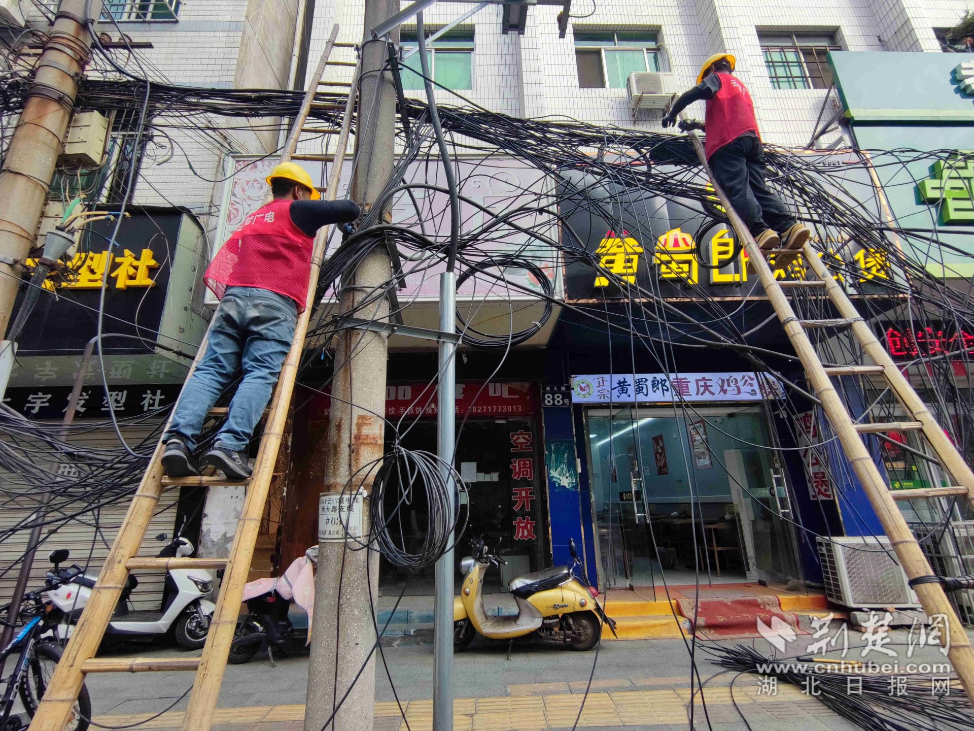 6城市線路清理規(guī)范綁扎——特約記者陳保忠_副本.jpg.jpg