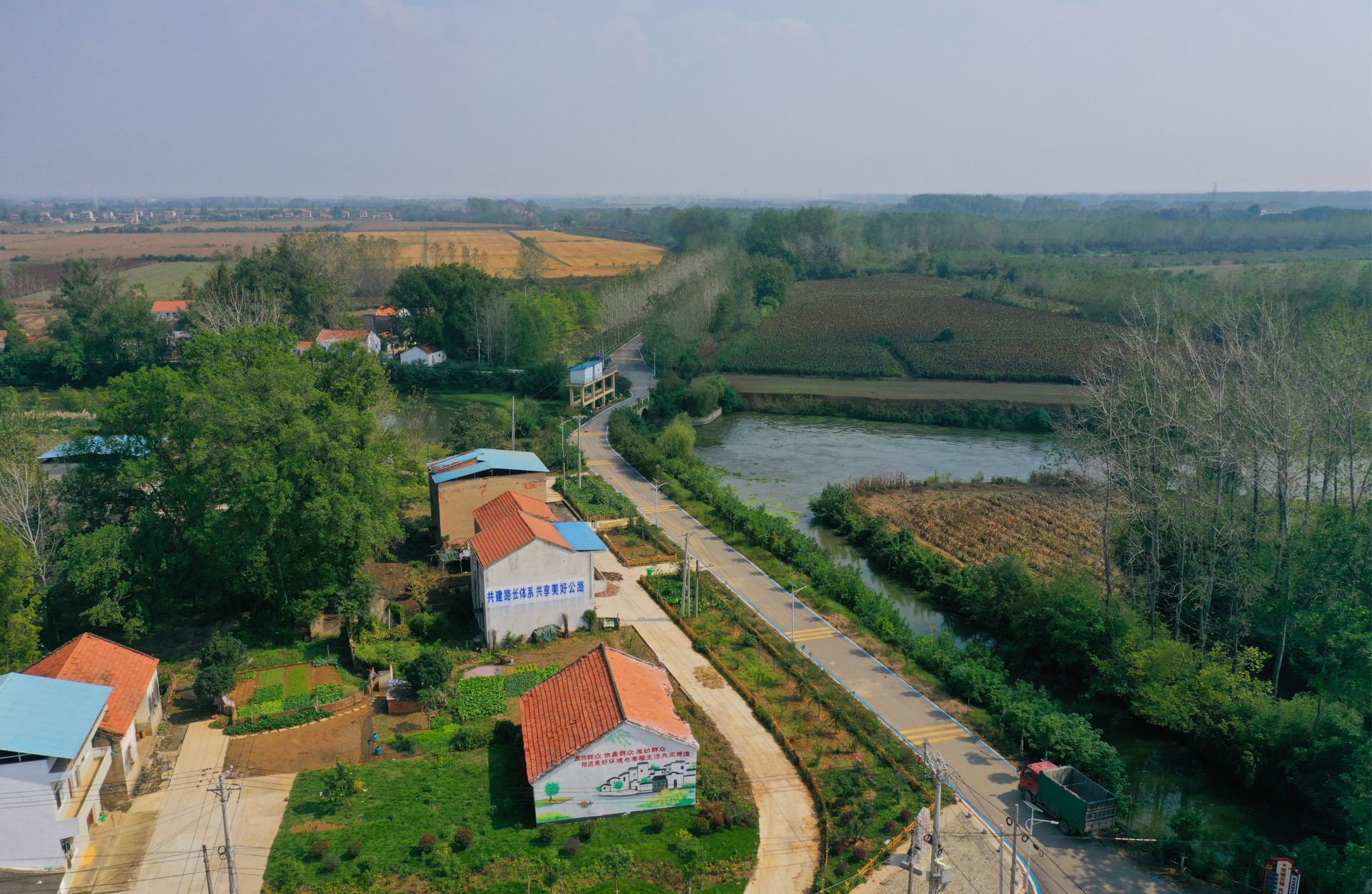 農(nóng)村公路直通村民家門口 馮璇攝.JPG.JPG
