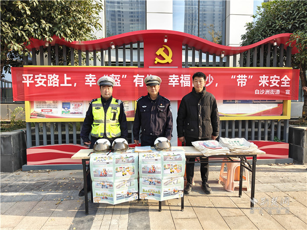 區(qū)交通大隊四中隊民警走進社區(qū)宣傳交通安全.jpg