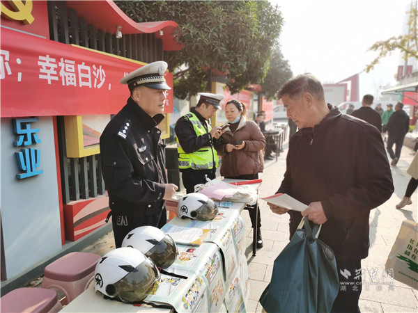 對居民提出交通安全問題進行解答.jpg