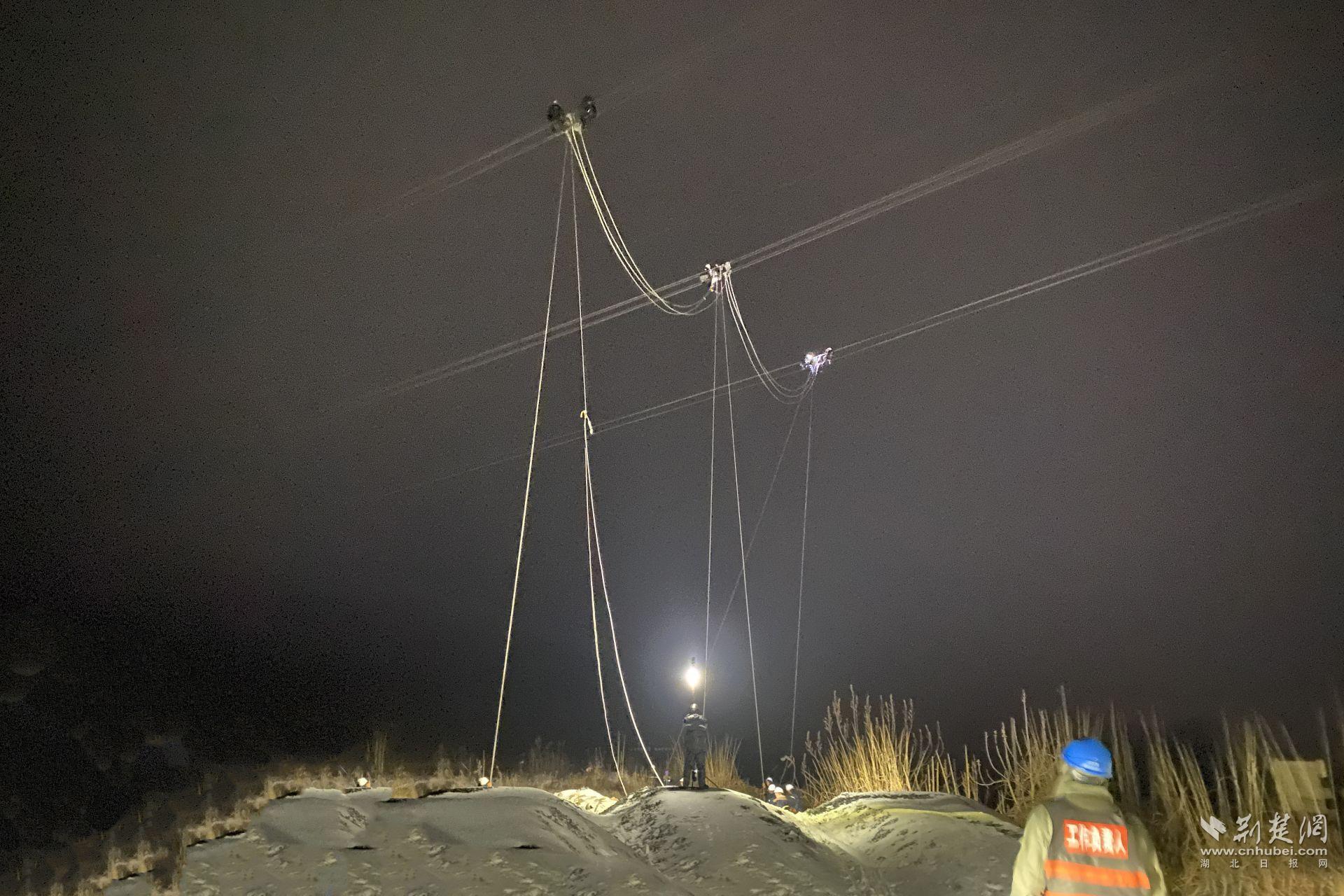 線路直流融冰短接，夜間作業(yè)現(xiàn)場.jpg.jpg
