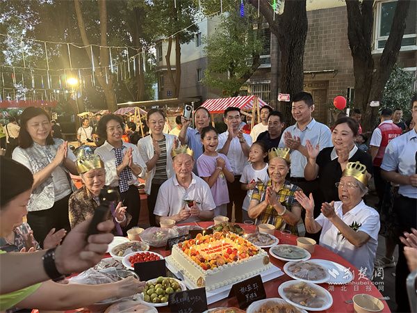 社區(qū)邀請(qǐng)了轄區(qū)10位高齡老人同祖國“共慶生”.jpg.jpg