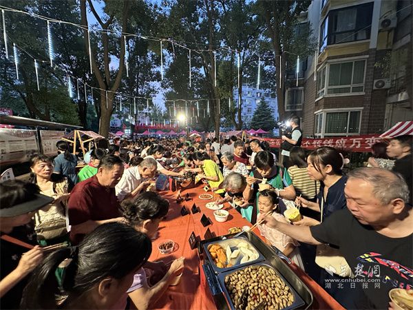 “團(tuán)圓宴”現(xiàn)場居民品嘗著各家美食.jpg.jpg