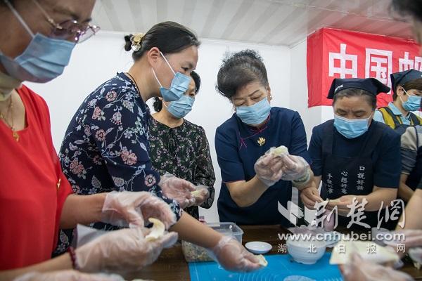 活動現(xiàn)場大家親手制作餛飩.jpg