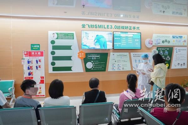 不少市民利用國(guó)慶假期來(lái)到醫(yī)院咨詢(xún)?nèi)w秒手術(shù).jpg