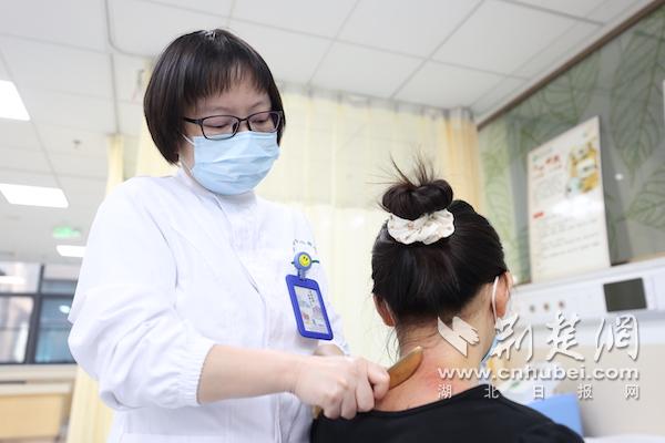 市民在中醫(yī)護(hù)理門(mén)診接受虎符銅砭刮痧治療.JPG