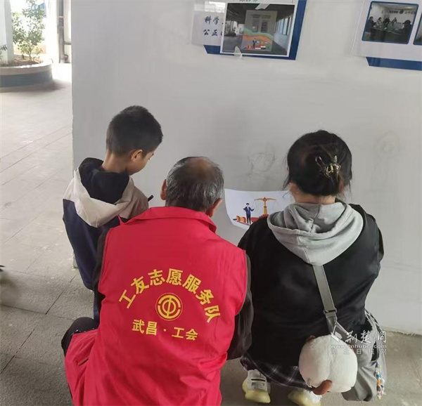 工友志愿者指導(dǎo)居民作畫。.jpg
