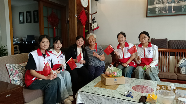 上門慰問(wèn)老年人.jpg