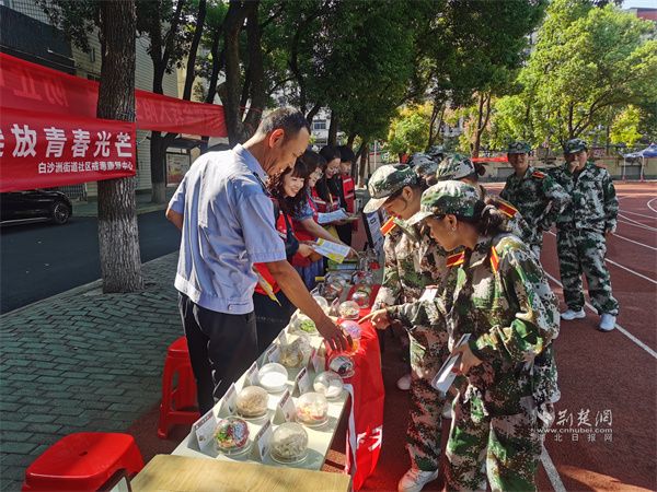 學(xué)生們參觀禁毒仿真模具。.jpg.jpg