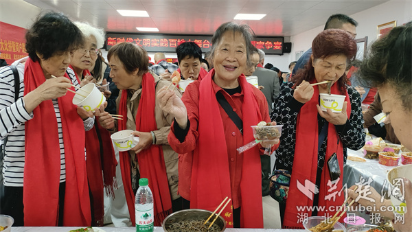 居民品嘗各色美食。.jpg