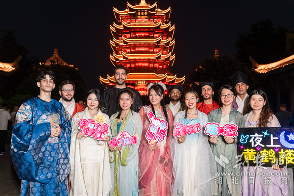 主題游園會吸引外國友人前來體驗國風(fēng)文化。.png.png