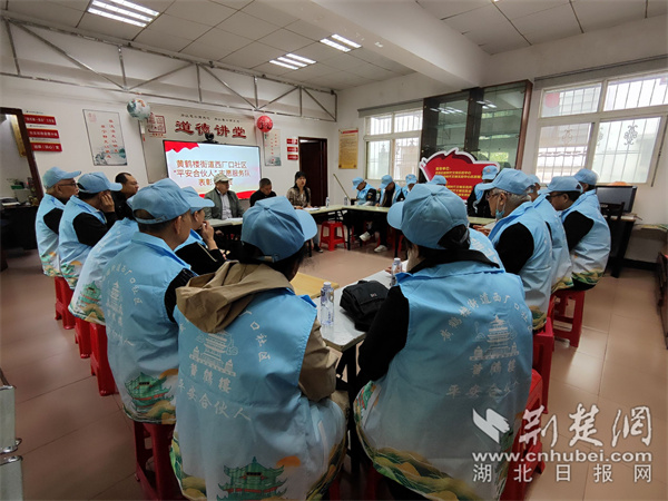 志愿者們就隊(duì)伍的發(fā)展規(guī)劃展開熱烈討論。.jpg
