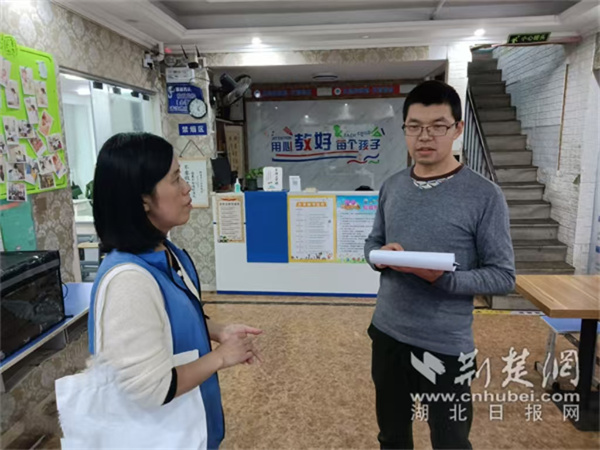 網(wǎng)格員在培訓(xùn)機構(gòu)了解培訓(xùn)情況。.jpg