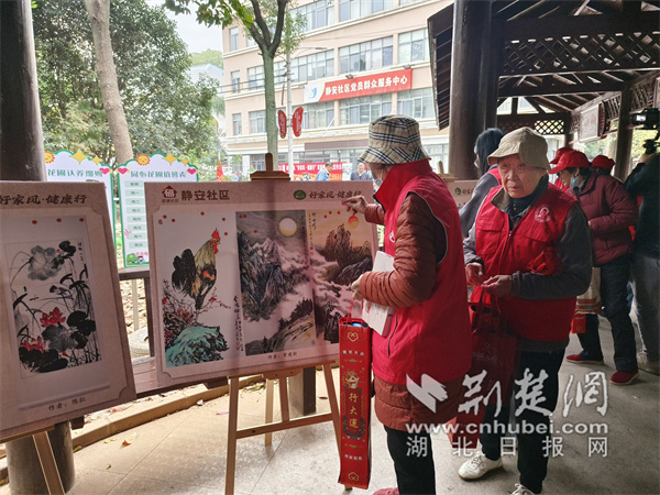書畫展居民給喜歡的作品點贊.jpg