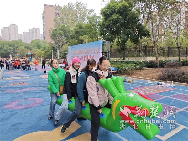 職工們齊心協(xié)力比拼”旱地龍舟“。.jpg.jpg