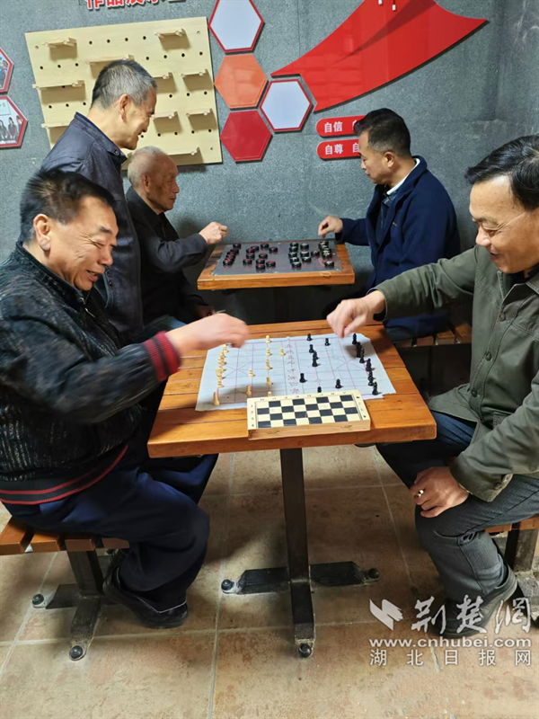 居民在架空層活動空間下象棋.png.png