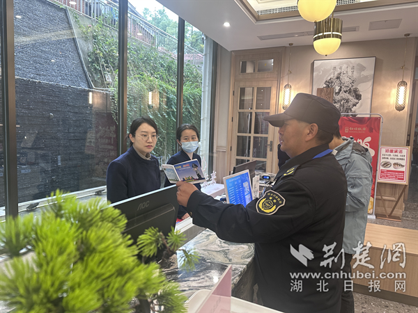 綜合執(zhí)法中心工作人員面對(duì)面向企業(yè)宣傳燃?xì)獍踩R(shí).png.png