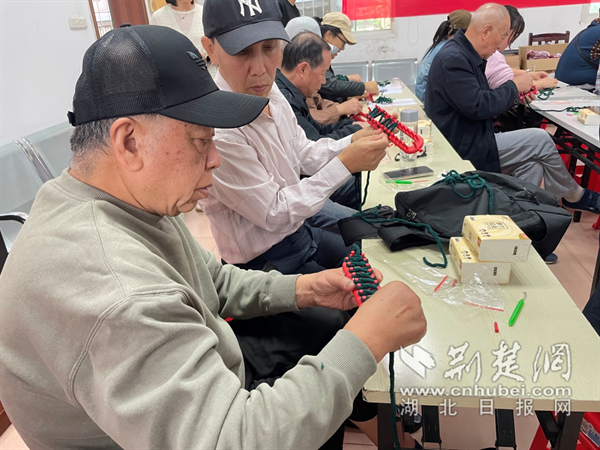 老兵們認真學(xué)習(xí)編織技巧。.png.png