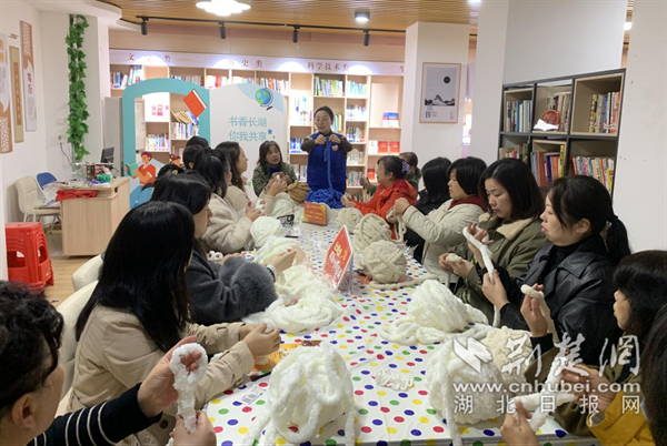 居民們學習編制圍巾.png.png